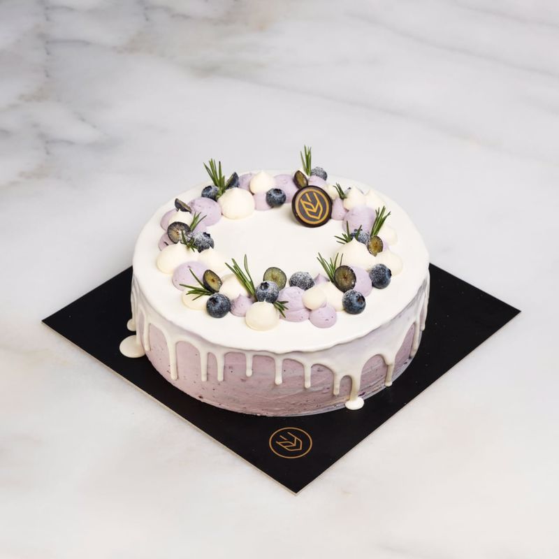 Blueberry cake with lemon